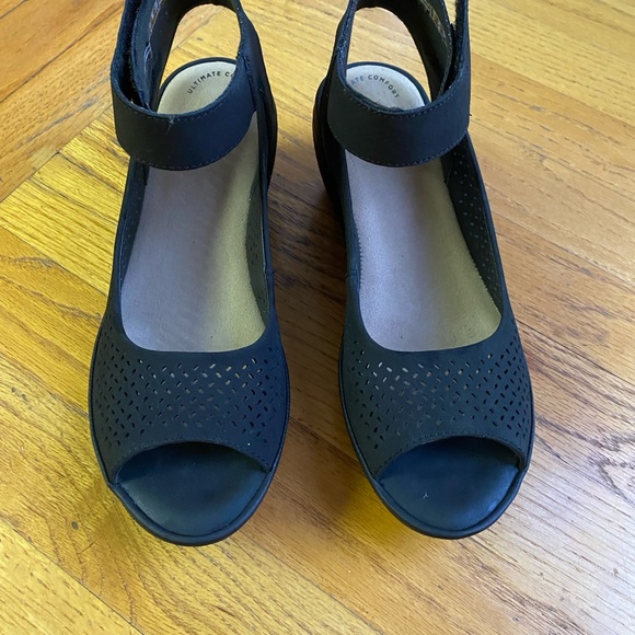 Clark’s Wedge Sandal Ankle-Strap Comfort Shoe - Black - Picture 6 of 7